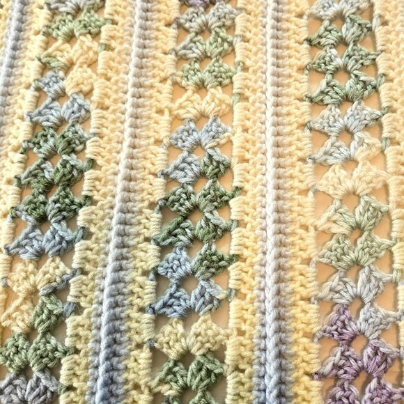 VTG Beautifully Handmade Crochet Blanket Pastel Stripes Scalloped Edges 85 x 54 - Picture 4 of 8